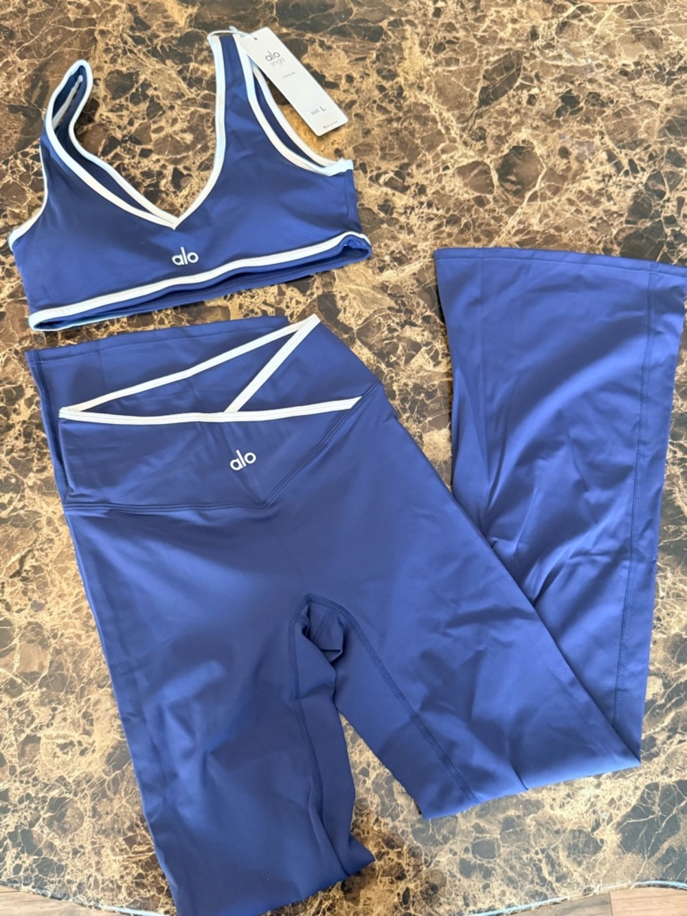 ALO Yoga Blue V-Neck Sports Bra and High-Waist Leggings Set with White Trim